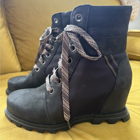 Sorel Joan of Arctic Wedge III Black Lace Up Wedge Boots—Women’s size 9 - Picture 2 of 7